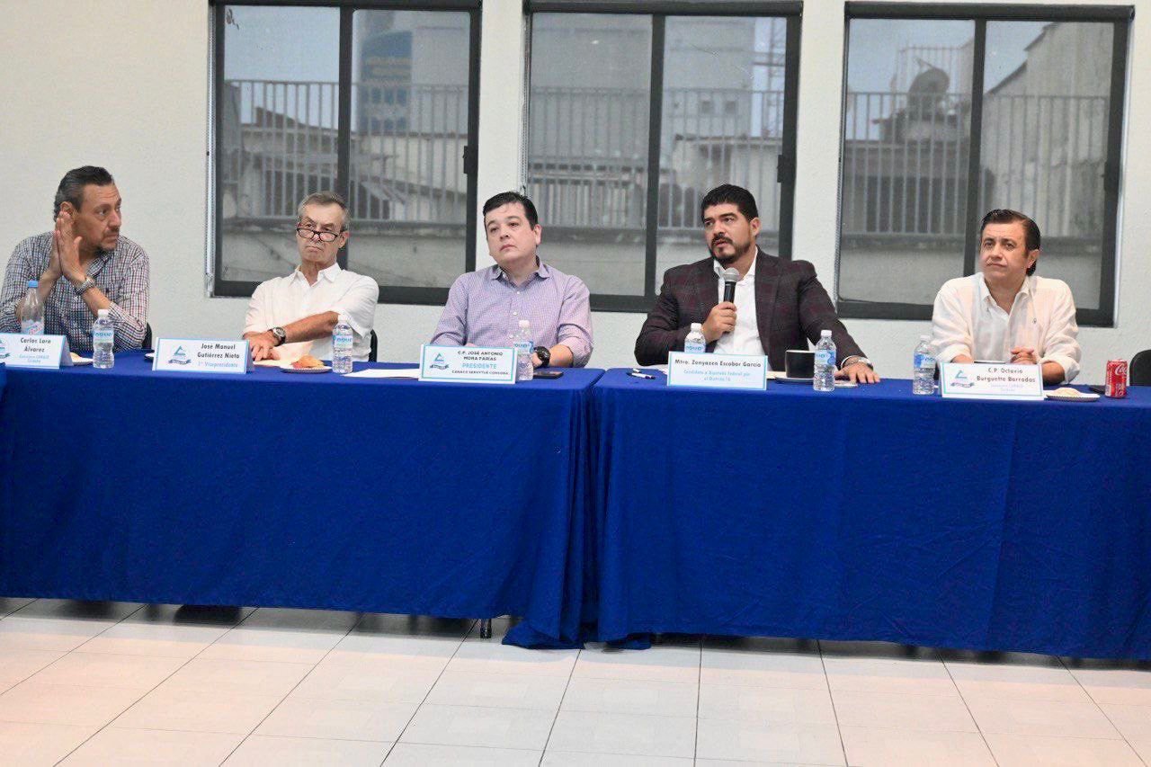 Zenyazen Escobar asiste a encuentro con integrantes de la CANACO