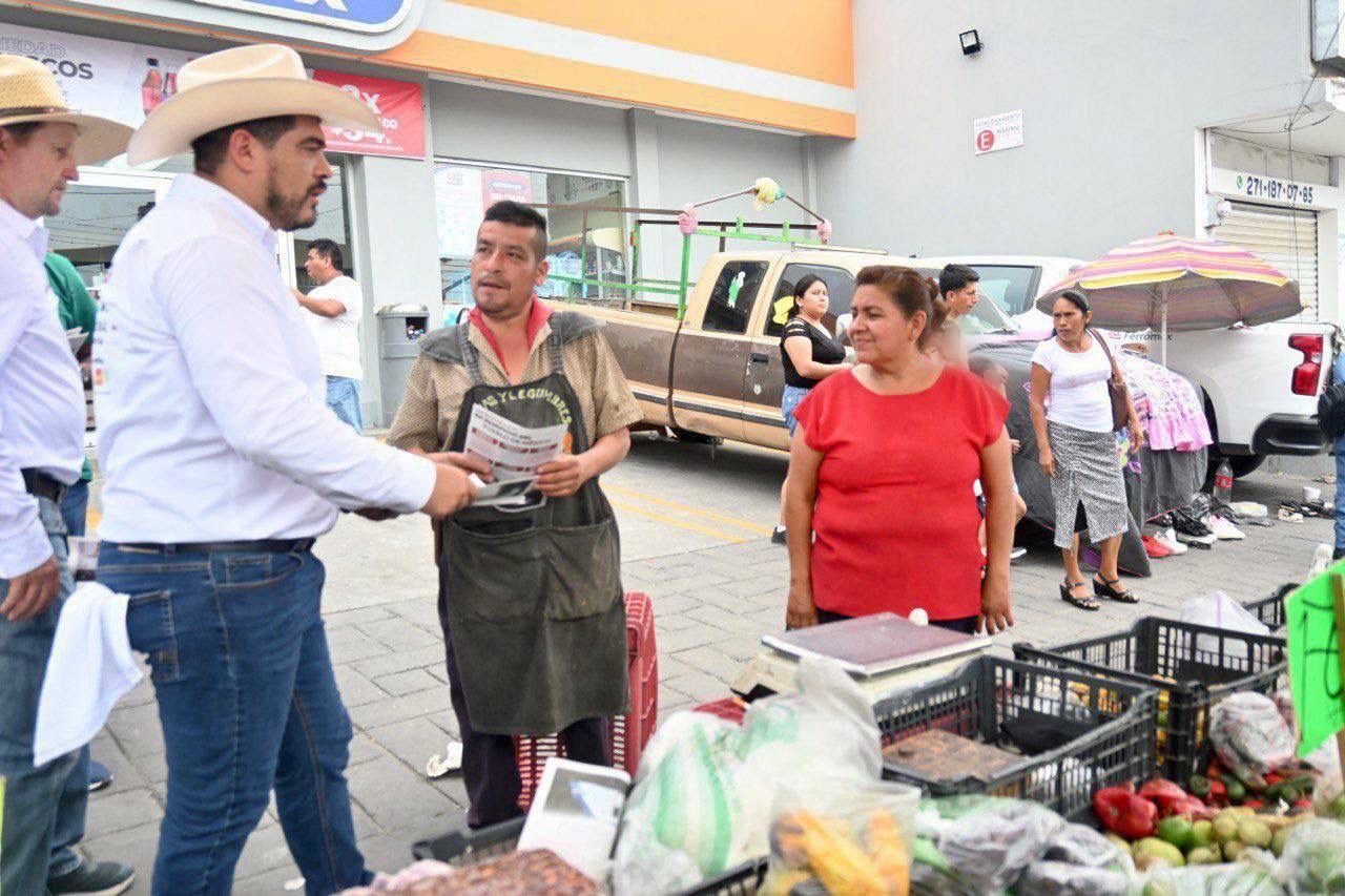 Zenyazen Escobar llama a la unidad y la participación ciudadana en su recorrido por el Distrito 16